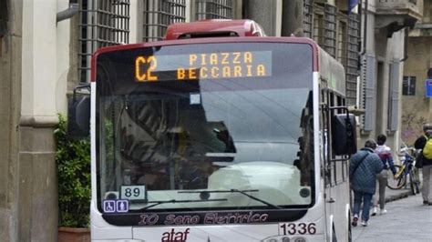 vetrina dior firenze|Bussino elettrico del trasporto pubblico finisce contro una vetrina .